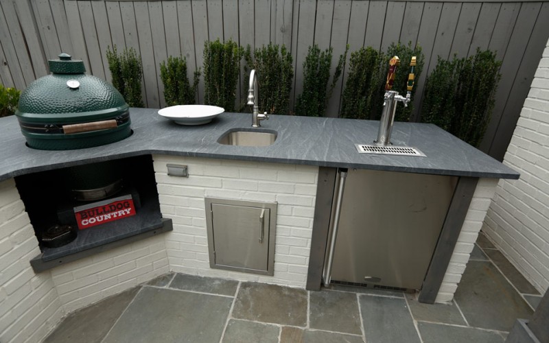 Backyard outdoor kitchen, bar & grill.